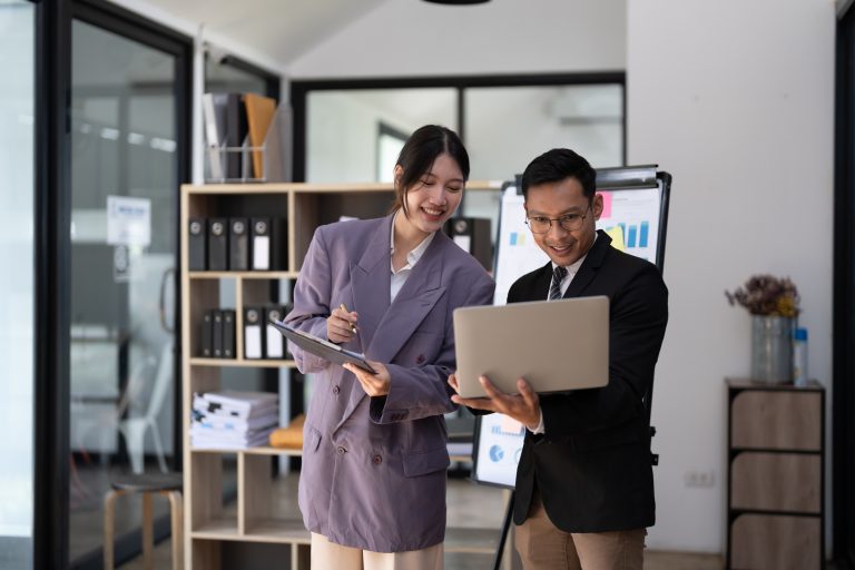 Deux professionnels échangeant devant un ordinateur portable