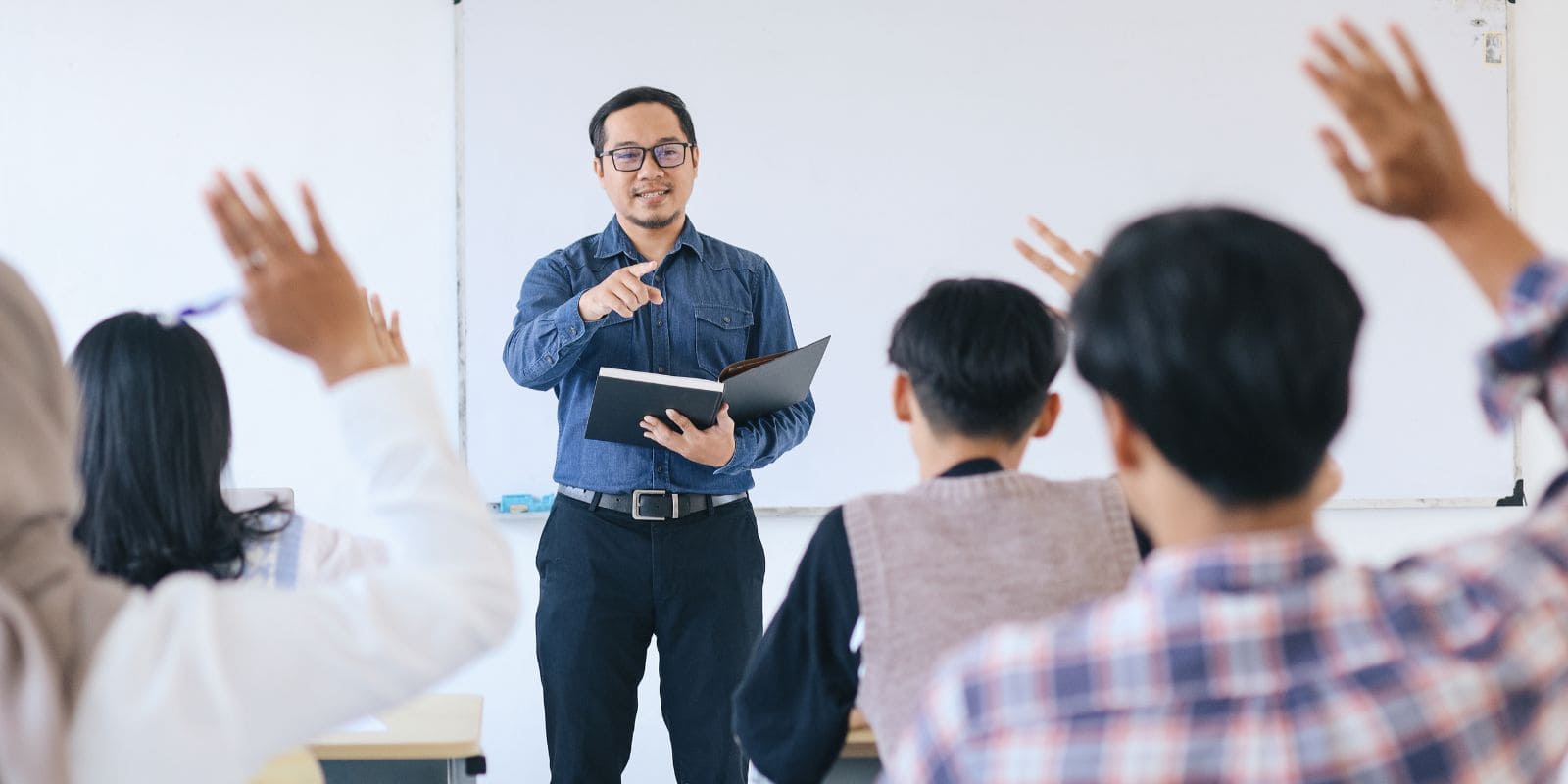 Un enseignant en cours avec ses élèves.