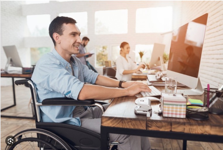 Homme handicapé qui travaille.